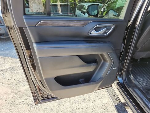 Used 2022 Chevrolet Suburban Z71 image 27