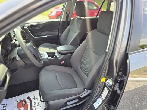 Used 2021 Toyota RAV4 LE AWD/4WD image 17