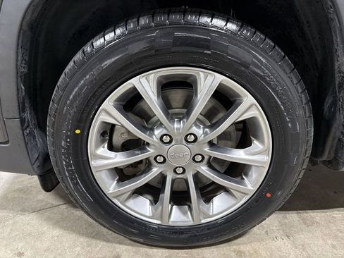 Used 2020 Jeep Cherokee Latitude Plus FWD image 25