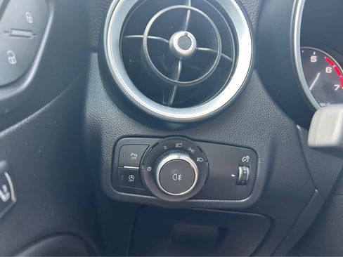 Used 2018 Alfa Romeo Stelvio AWD image 21