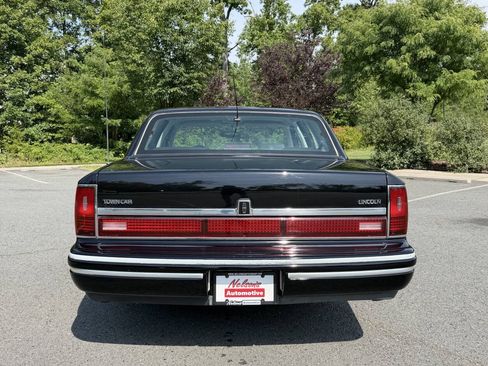 Used 1994 Lincoln Town Car Signature RWD image 4