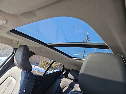 Used 2023 Volvo XC40 B5 Plus image 14