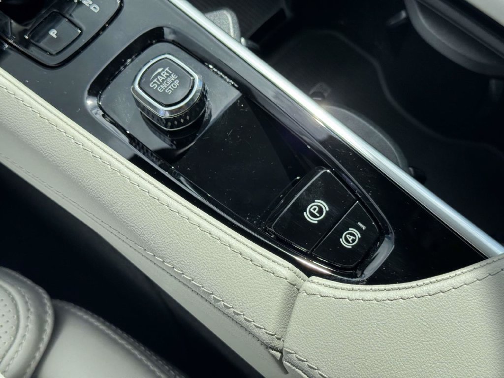 Certified 2025 Volvo XC90 T8 Ultra w/ Protection Package Premier AWD/4WD image 28