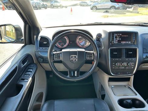 Used 2017 Dodge Grand Caravan SXT image 25