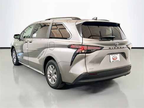 New 2026 Toyota Sienna XLE image 6