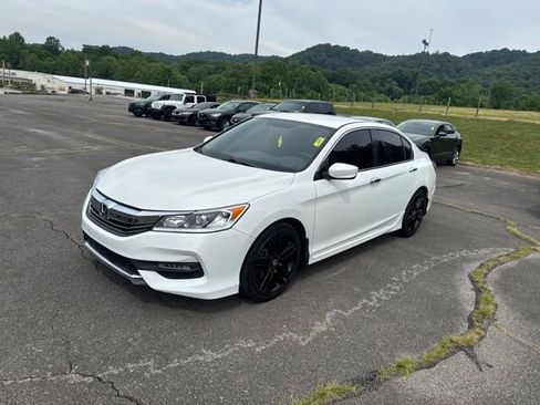 Used 2017 Honda Accord Sport image 4