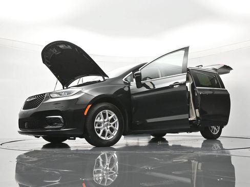 Used 2023 Chrysler Pacifica Touring-L FWD image 48