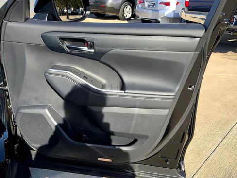 Used 2024 Toyota Highlander XLE image 21