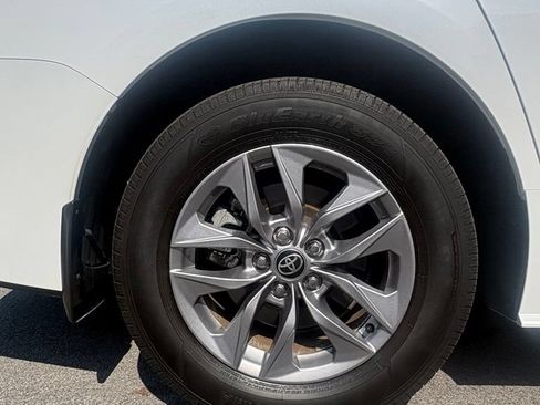 Used 2025 Toyota Sienna XLE w/ XLE Plus Package FWD image 9