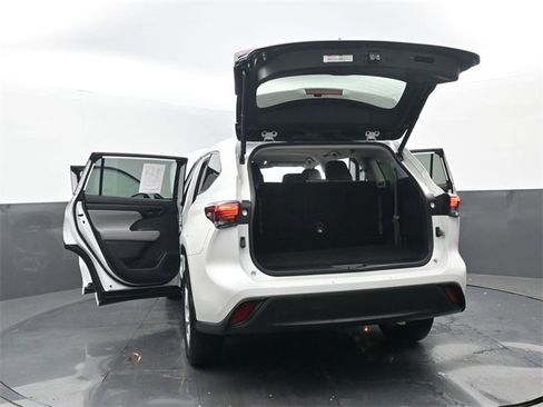 Used 2022 Toyota Highlander LE image 37