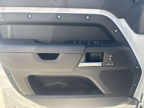 Used 2025 Land Rover Defender 110 X-Dynamic SE image 10