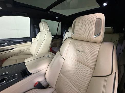 Used 2023 Cadillac Escalade Premium Luxury AWD/4WD image 16