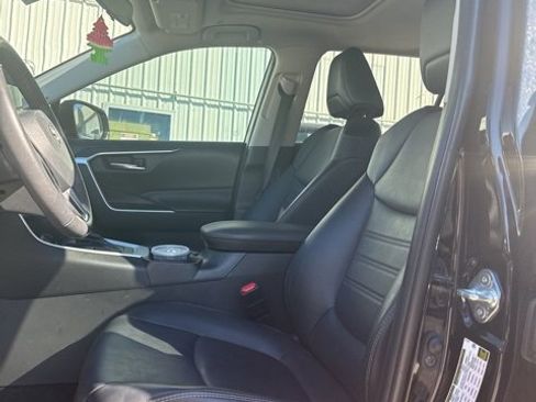 Used 2023 Toyota RAV4 XLE Premium image 12