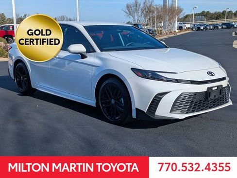 Used 2025 Toyota Camry SE image 2