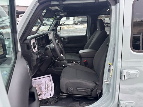 Used 2024 Jeep Wrangler Sahara image 9