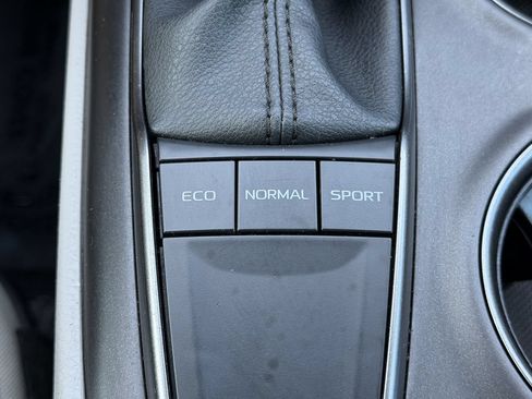 Used 2024 Toyota Camry SE FWD image 9