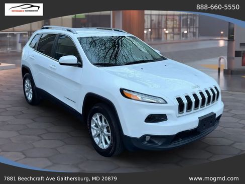 Used 2017 Jeep Cherokee Latitude w/ Cold Weather Group AWD/4WD image 1