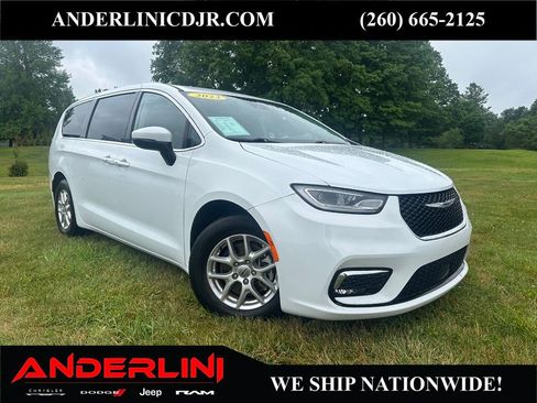Used 2023 Chrysler Pacifica Touring-L FWD image 1