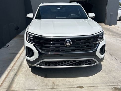 Used 2026 Volkswagen Atlas Cross Sport SE image 2