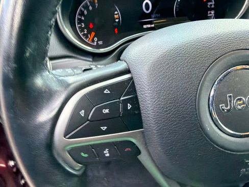 Used 2021 Jeep Grand Cherokee Laredo AWD/4WD image 19