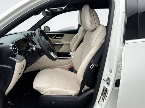Used 2025 Mercedes-Benz GLC 300 4MATIC image 11