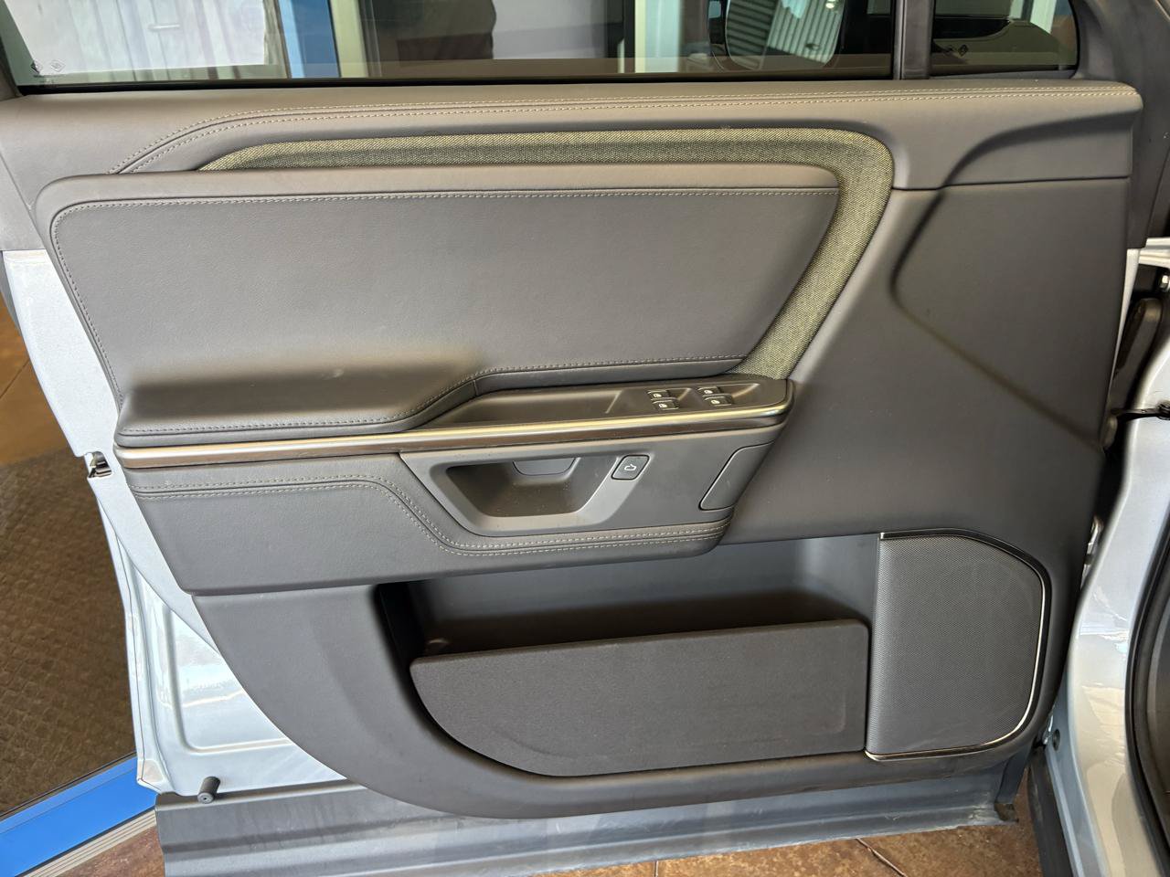 Used 2025 Rivian R1S Adventure Dual AWD/4WD image 16