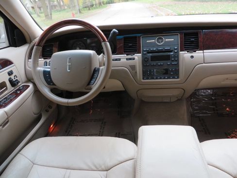 Used 2008 Lincoln Town Car Signature Limited image 16