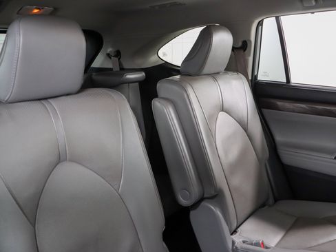 Used 2023 Toyota Highlander Limited FWD image 29