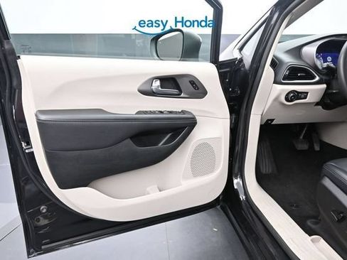 Used 2023 Chrysler Pacifica Touring-L FWD image 17