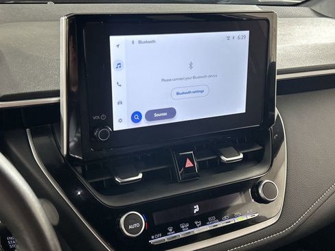 Used 2025 Toyota Corolla SE w/ SE Package image 17