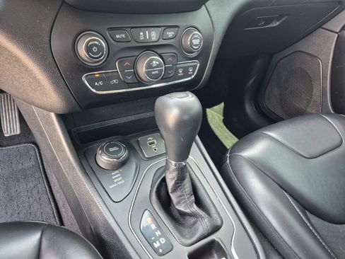 Used 2019 Jeep Cherokee Latitude Plus w/ Comfort/Convenience Group AWD/4WD image 12