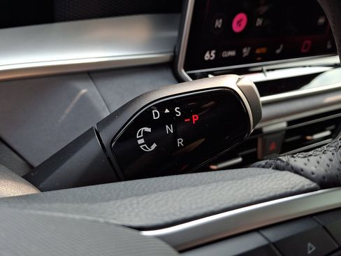 New 2026 Volkswagen Tiguan SE R-Line AWD/4WD image 12