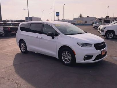 Used 2025 Chrysler Pacifica Select