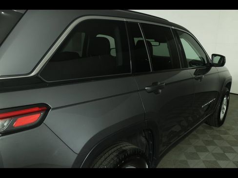 Certified 2022 Jeep Grand Cherokee Laredo w/ Luxury Tech Group I AWD/4WD image 18
