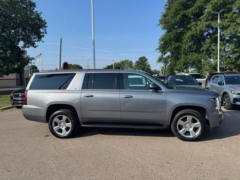 Used 2018 Chevrolet Suburban LT AWD/4WD image 3