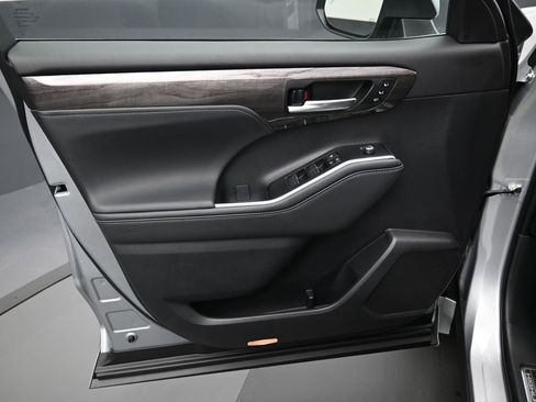 Used 2025 Toyota Highlander Platinum image 11