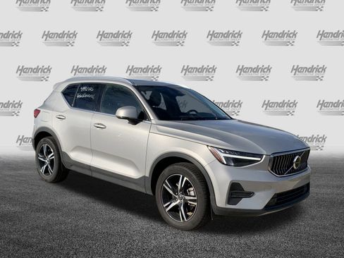 Used 2025 Volvo XC40 B5 Core image 2