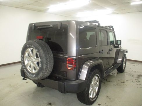 Used 2018 Jeep Wrangler Unlimited Sahara w/ Dual Top Group AWD/4WD image 8
