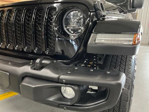 Used 2023 Jeep Gladiator Sport AWD/4WD image 9