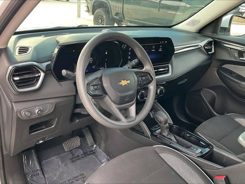 Used 2025 Chevrolet TrailBlazer LT FWD image 17