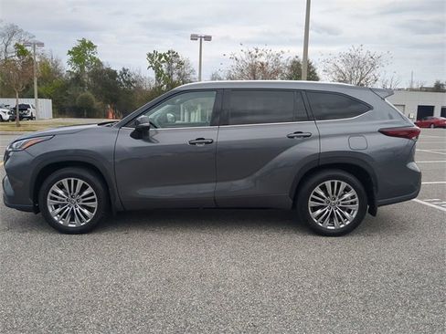 Used 2024 Toyota Highlander Platinum image 7