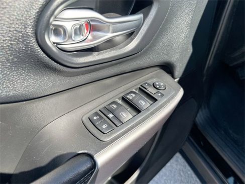 Used 2019 Jeep Cherokee Latitude w/ Popular Appearance Group image 19