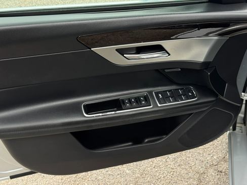 Used 2017 Jaguar XF Prestige RWD image 12