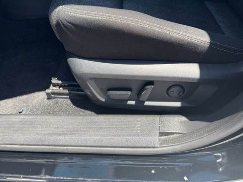 Used 2025 Nissan Rogue SV FWD image 21
