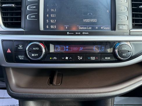 Used 2017 Toyota Highlander XLE image 24