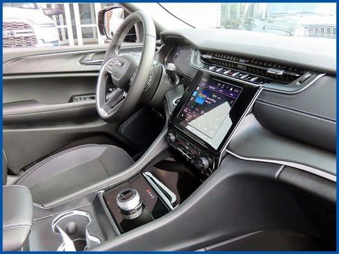 New 2025 Jeep Grand Cherokee L Altitude image 8