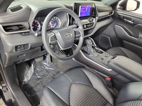 Used 2024 Toyota Highlander XSE FWD image 18