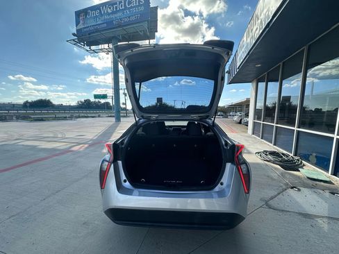 Used 2016 Toyota Prius Two image 9