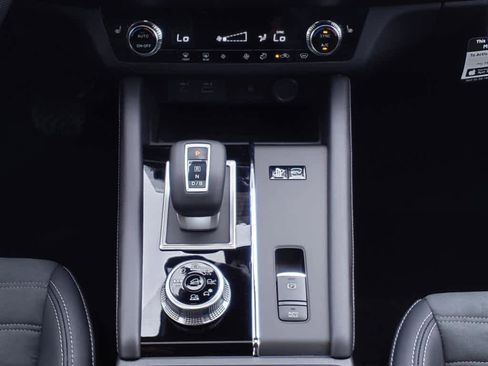 New 2025 Mitsubishi Outlander SE image 9