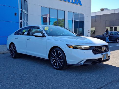 Used 2023 Honda Accord Touring image 2